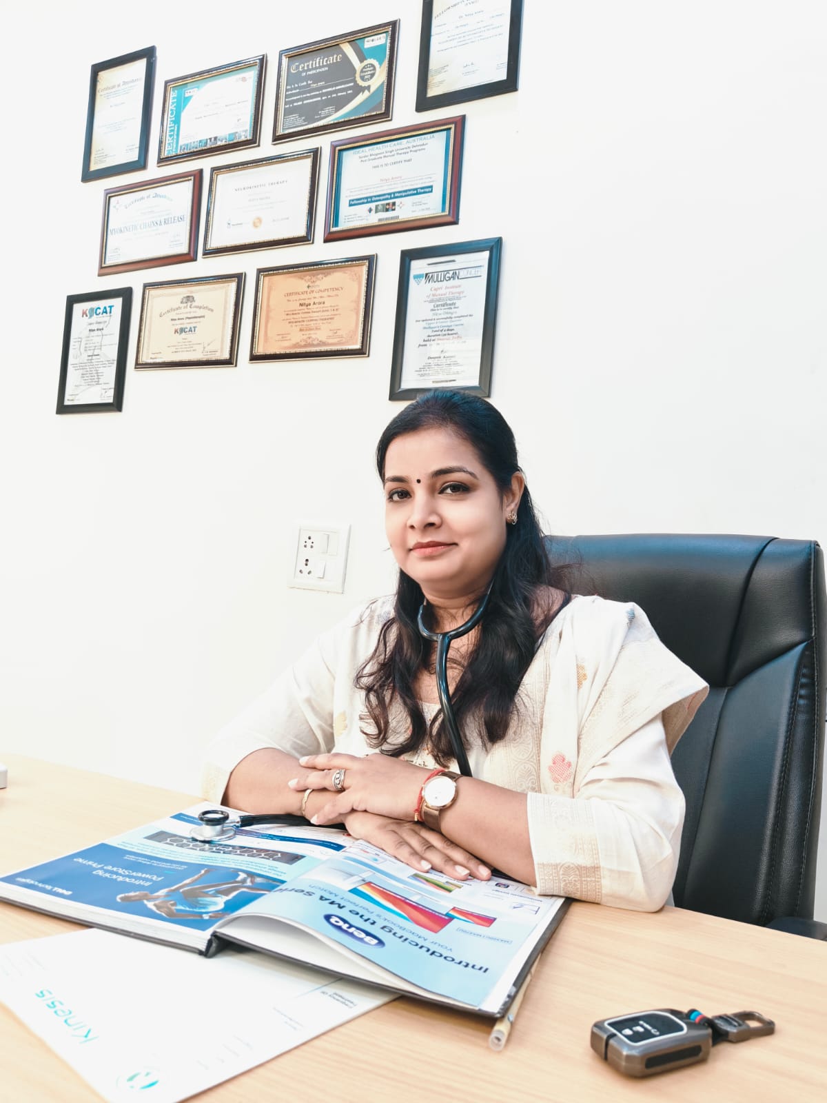 Dr. Nitya Arora treating a patient at Kinesis Physiocare